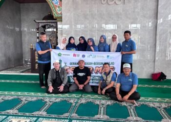 Semarak HUT RI ke-81, KUA Caringin dan DKM Darul Muttaqin Kompak Bersihkan Masjid