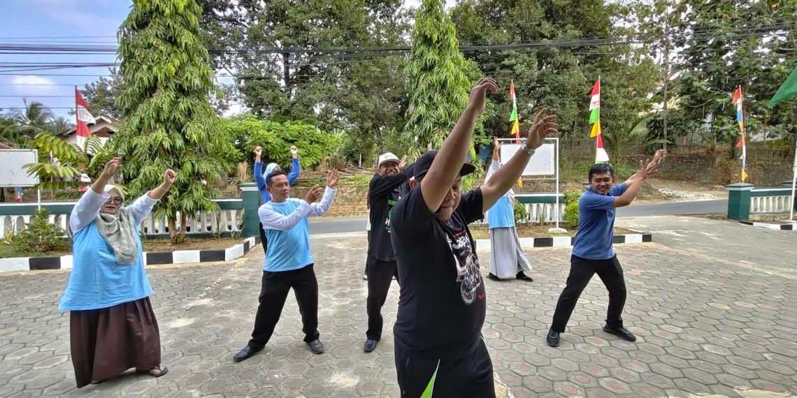 Senam Sehat dan GEMAH ASRI Semarakkan Kemerdekaan di KUA Ciracap