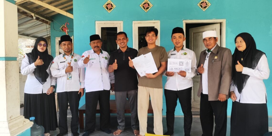 Sambut Wajib Halal Oktober 2026, KUA Cikakak Serahkan Sertifikat Halal kepada UMKM Tahu