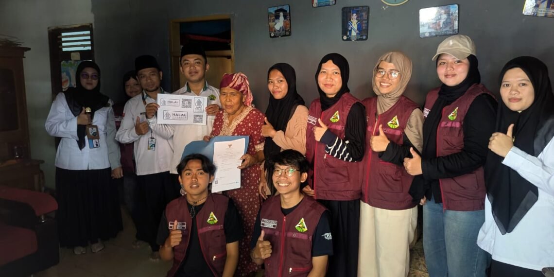 Perkuat Produk Halal Lokal, KUA Cikakak dan KKN IPB Dampingi UMKM Keripik