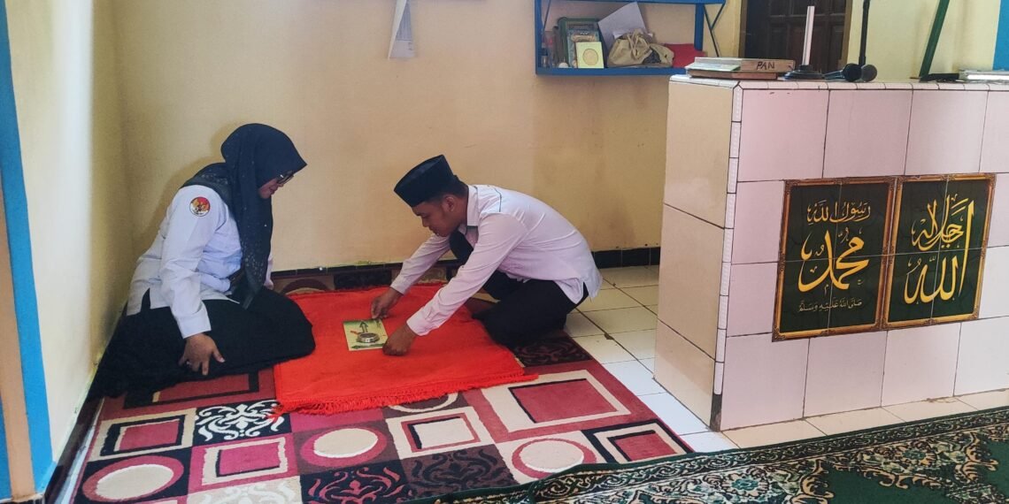 Pastikan Ketepatan Arah Kiblat, Penyuluh KUA Cikakak Kalibrasi Kiblat Masjid Urwatul Huda