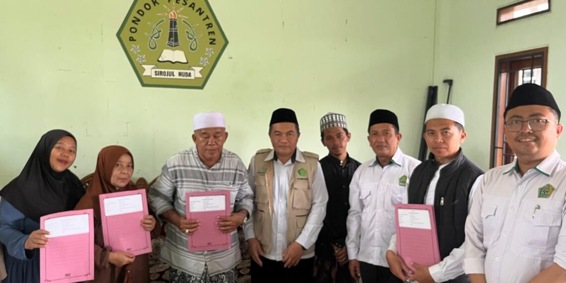 KUA Cisaat Serahkan Akta Ikrar Wakaf Yayasan Jannatul Huda, Perkuat Legalitas Aset untuk Kemanfaatan Umat