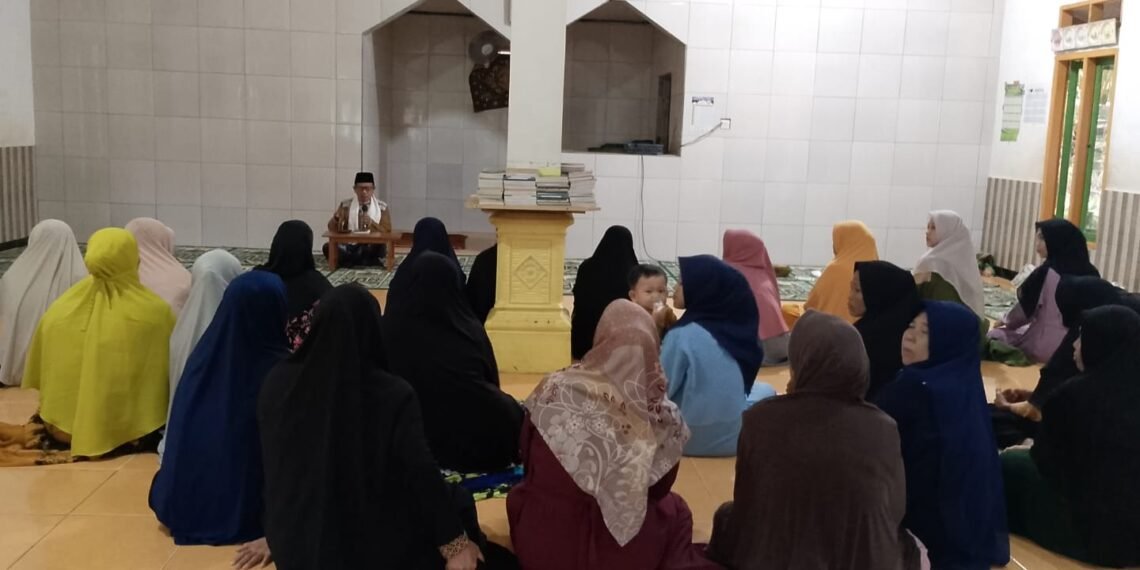 Sambut Gema Selawat Kebangsaan, Penyuluh KUA Ciracap Ajak Jamaah Baca Dalā’il al-Khayrāt