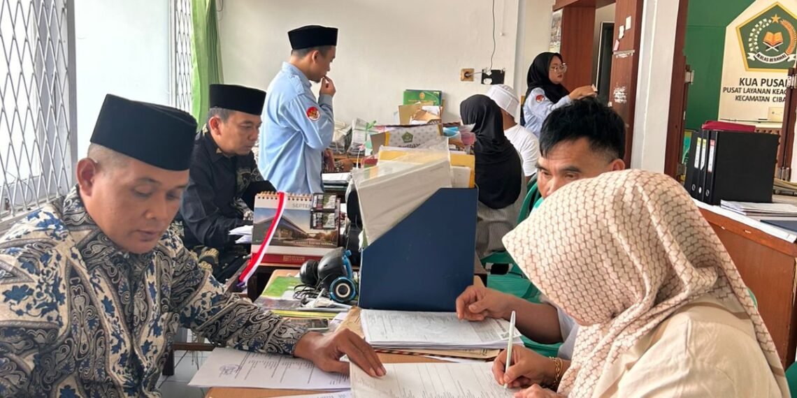 Penghulu dan Penyuluh KUA Cibadak Verifikasi Berkas Catin Sebelum Bimbingan Perkawinan