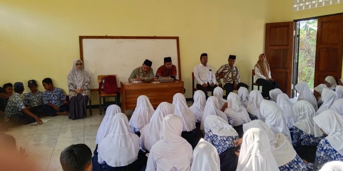 Penyuluh KUA Jampangkulon Konsisten Laksanakan BRUS, Bekali Siswa dengan BTQ hingga Pencegahan Kenakalan Remaja