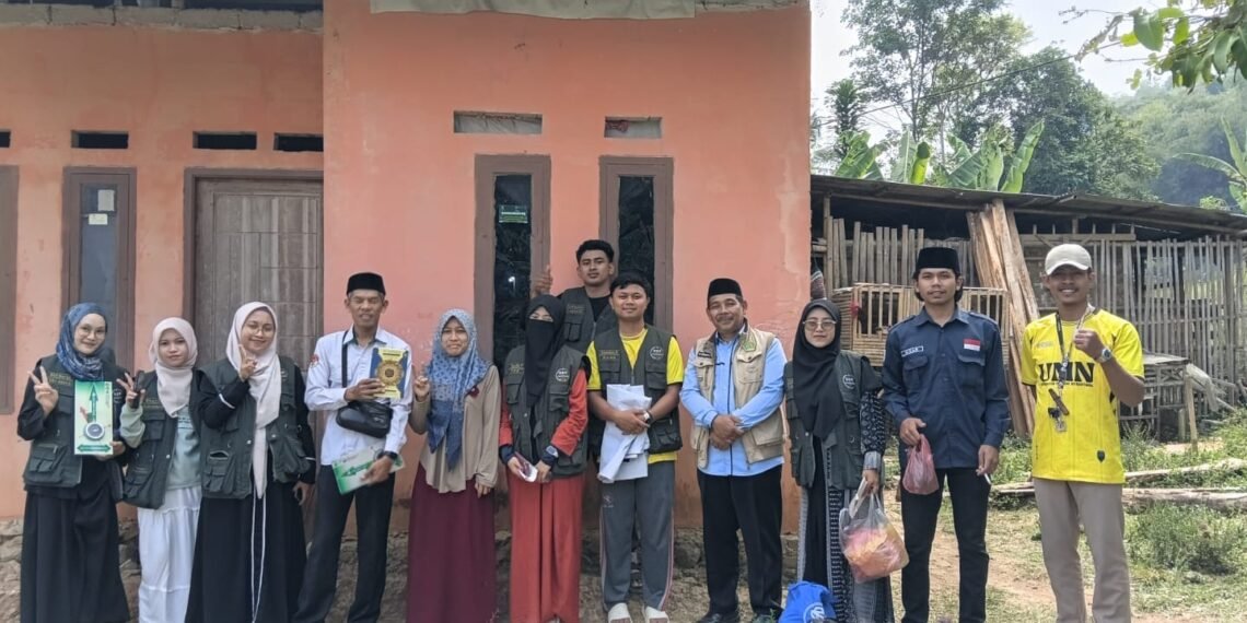 Kolaborasi Lintas Generasi dan Lembaga, Penyuluh KUA Kadudampit Bersama Mahasiswa UMN Kalibrasi Arah Kiblat 25 Rumah Warga