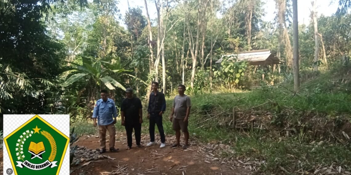 Penyuluh KUA Gegerbitung Verifikasi dan Survei Tanah Wakaf untuk Pemakaman di Desa Caringin