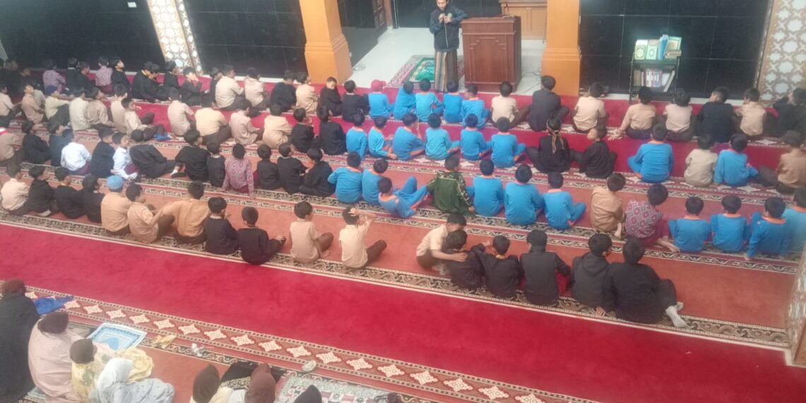 Penyuluh KUA Sukalarang Dampingi Salat Duha Berjamaah Siswa SDN Cimangkok, Tanamkan Karakter Religius Sejak Dini