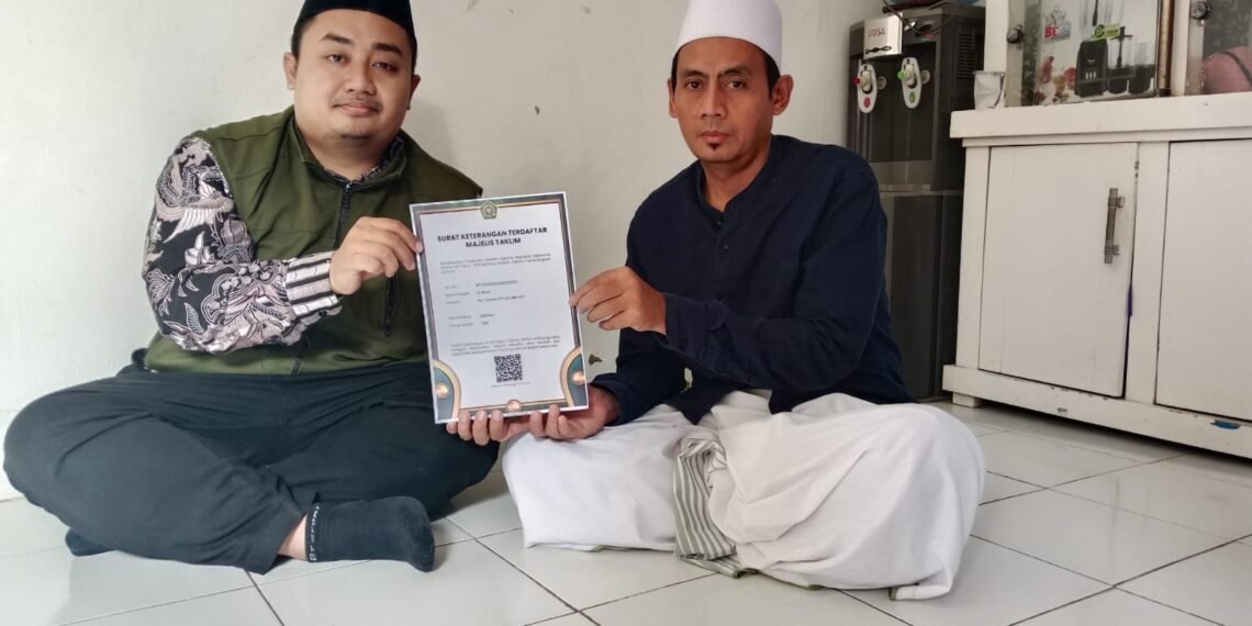 Penyuluh KUA Bantargadung Serahkan SKT Majelis Taklim Nurul Huda