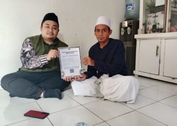 Penyuluh KUA Bantargadung Serahkan SKT Majelis Taklim Nurul Huda