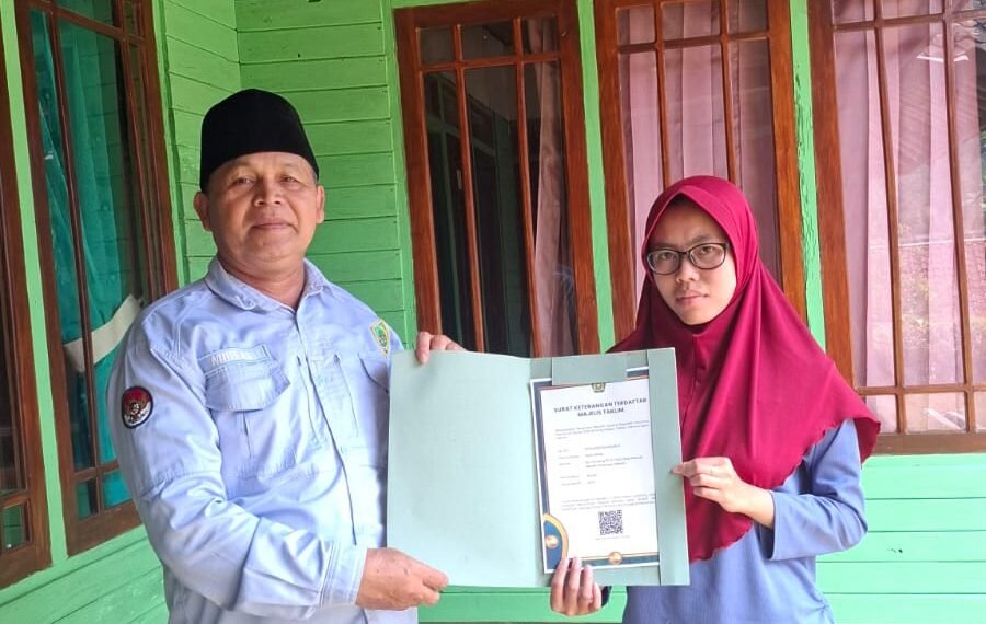Penyuluh KUA Waluran Serahkan SKT Majelis Taklim Nurul Ikhwan di Waluran Mandiri