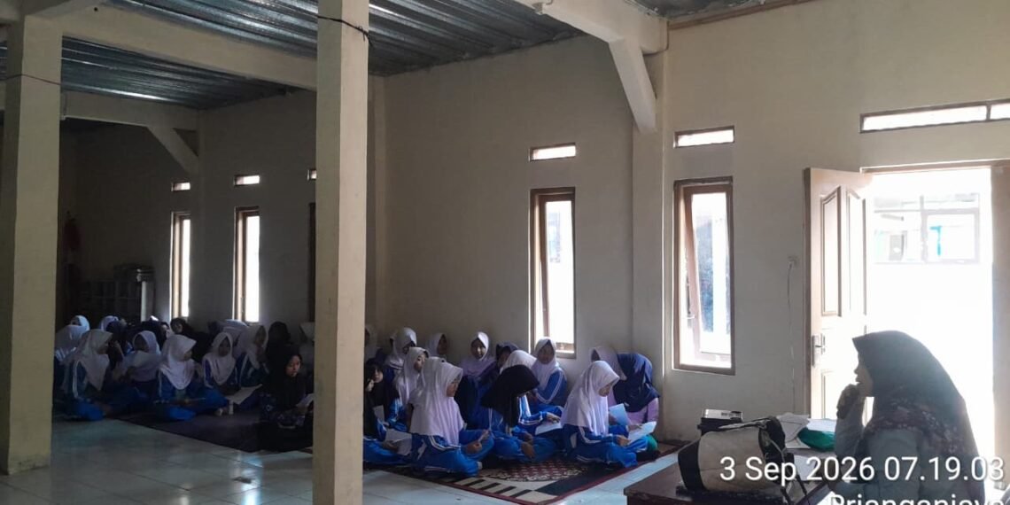 Penyuluh KUA Sukalarang Pimpin Pembacaan Ratib Al-Attas di MTs Al-Idris Cipetir