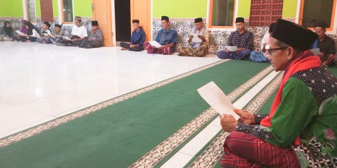 Gema Selawat Kebangsaan Berlanjut, Penghulu KUA Ciracap Bersama Warga Baca Dalā’il al-Khayrāt