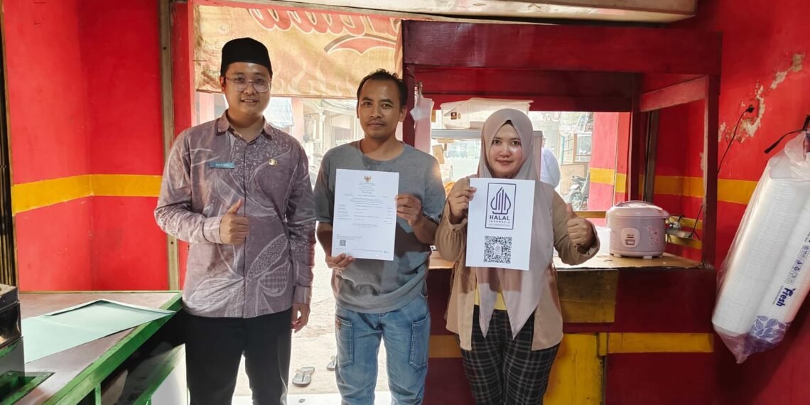 Jelang Wajib Halal Oktober, Penyuluh KUA Cidahu Serahkan Sertifikat Halal kepada Pelaku Usaha