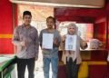 Jelang Wajib Halal Oktober, Penyuluh KUA Cidahu Serahkan Sertifikat Halal kepada Pelaku Usaha