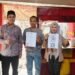 Jelang Wajib Halal Oktober, Penyuluh KUA Cidahu Serahkan Sertifikat Halal kepada Pelaku Usaha