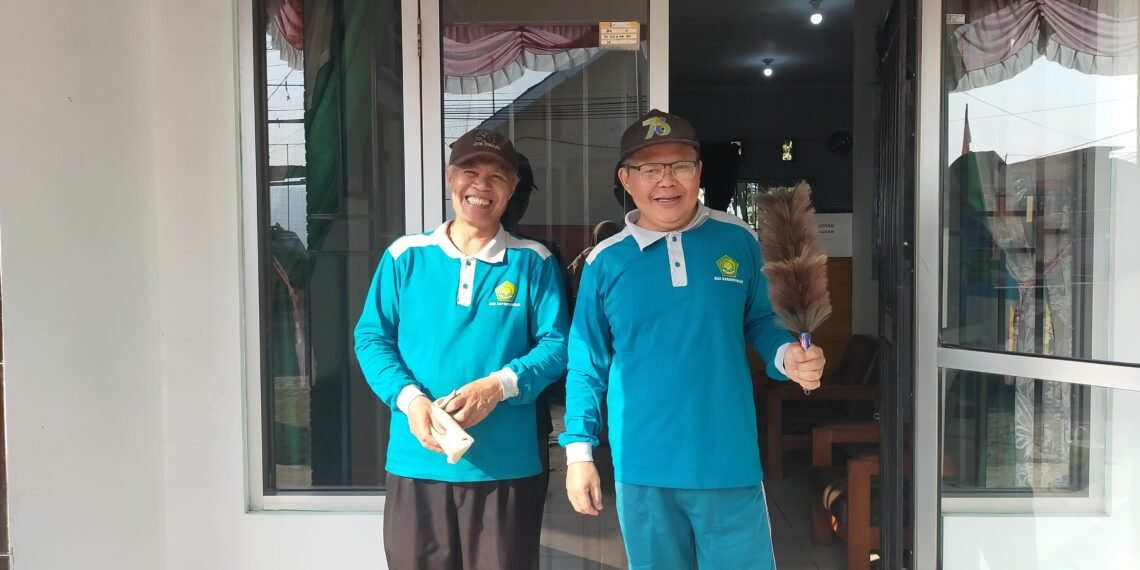 GEMAH ASRI KUA Kabandungan, Bangun Kebersamaan Jaga Lingkungan Kerja
