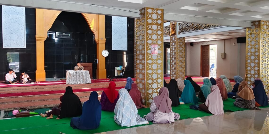 Penghulu KUA Sukalarang Bahas Fadilah Maulid Nabi dan Keutamaan Selawat dalam Pengajian Binaan