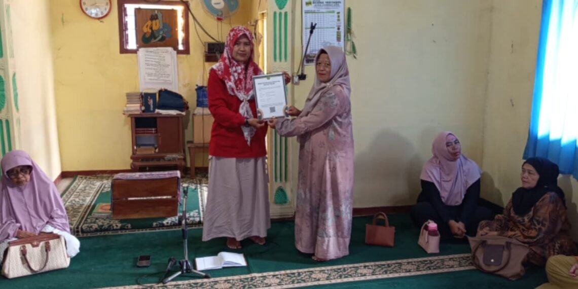 Penyuluh KUA Parakansalak Sampaikan Empat Amalan Hari Jumat, Sekaligus Serahkan SKT Majelis Taklim