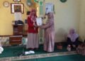 Penyuluh KUA Parakansalak Sampaikan Empat Amalan Hari Jumat, Sekaligus Serahkan SKT Majelis Taklim