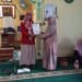 Penyuluh KUA Parakansalak Sampaikan Empat Amalan Hari Jumat, Sekaligus Serahkan SKT Majelis Taklim
