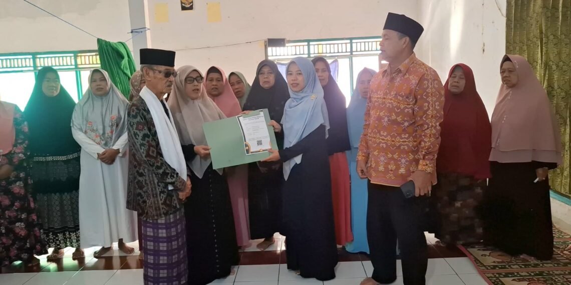 Perkuat Pembinaan Keagamaan, Penyuluh KUA Waluran Gelar Gema Selawat dan Serahkan SKT