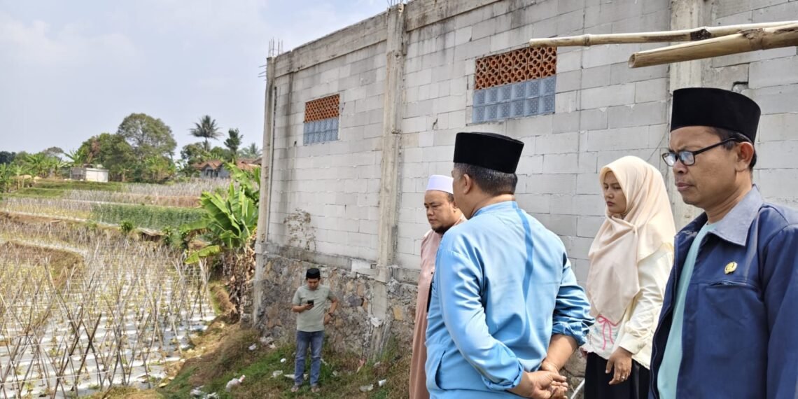 Kepala KUA Bojonggenteng Survey Tanah Wakaf di Pondok Pesantren Al-Ahamidiyah