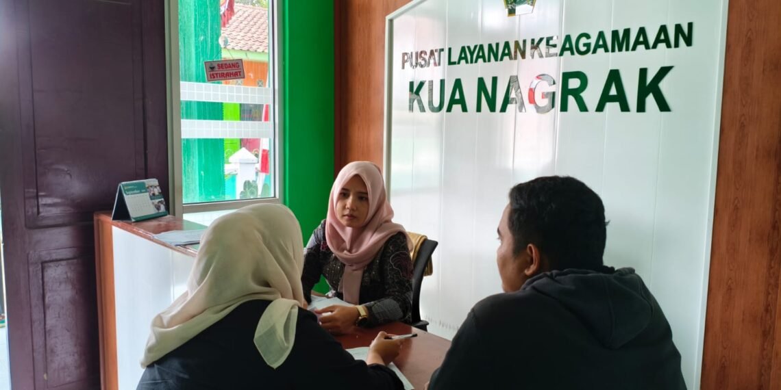 Penyuluh KUA Nagrak Awali Layanan Bimwin dengan Pemeriksaan Berkas Calon Pengantin