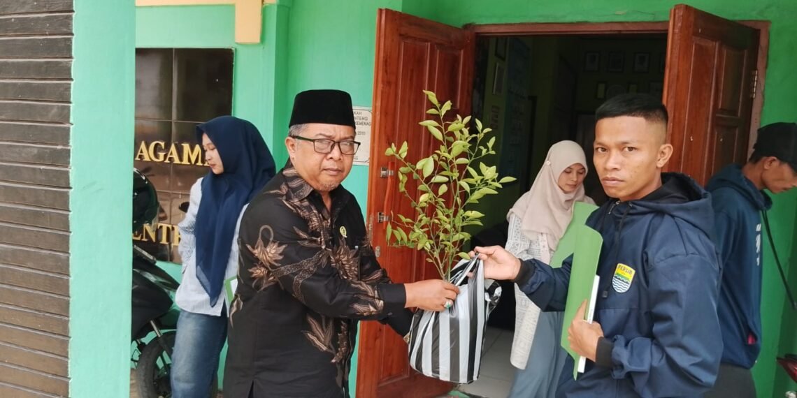 Bawa Bibit Pohon ke KUA, Catin Bojonggenteng Tanamkan Kepedulian Lingkungan melalui Program Ekoteologi