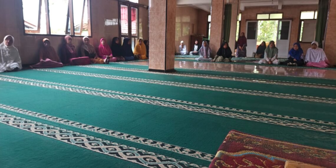 Penyuluh Agama KUA Lengkong Sampaikan Bimluh di Masjid Besar Al Falah, Ajak Masyarakat Mengikuti Sunah Rasul