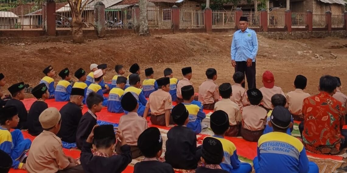 Penyuluh KUA Ciracap Perkuat Pembinaan Akhlak Siswa di SDN Pasirpanjang