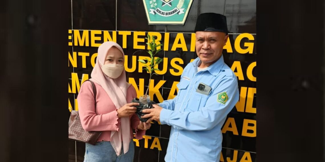 Calon Pengantin KUA Kabandungan Serahkan Benih Pohon, Perkuat Nilai Ekoteologi dalam Bimbingan Perkawinan