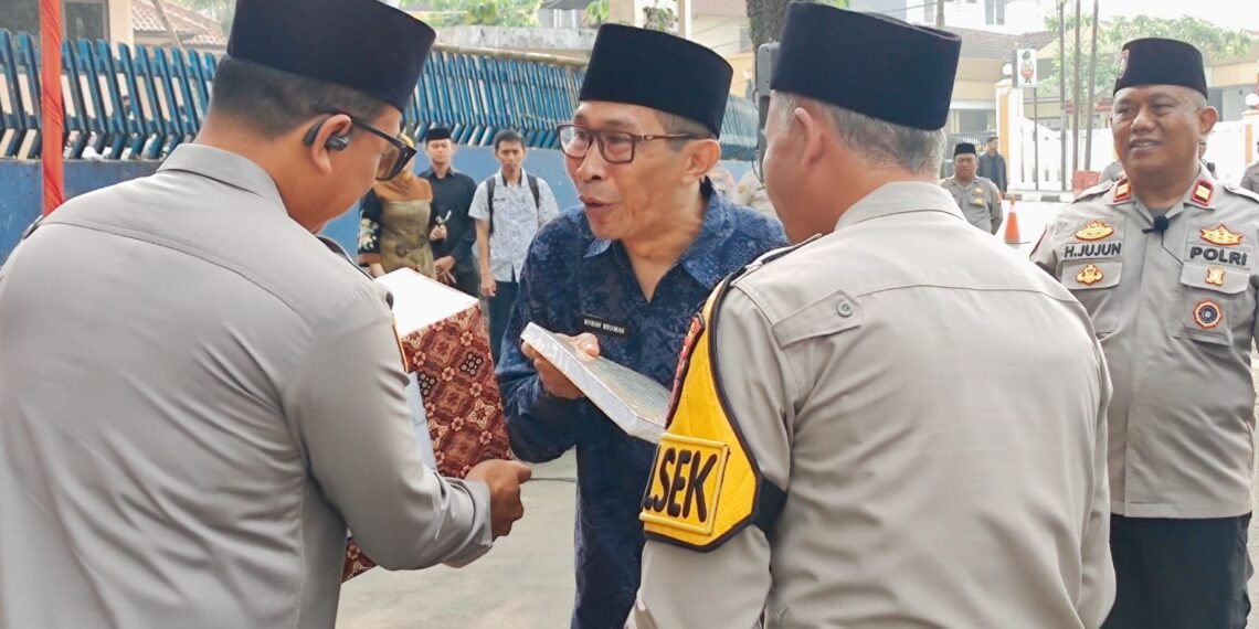 Kepala KUA Sukaraja Serahkan Cenderamata kepada Kapolres dalam Festival Religi Prima