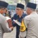 Kepala KUA Sukaraja Serahkan Cenderamata kepada Kapolres dalam Festival Religi Prima