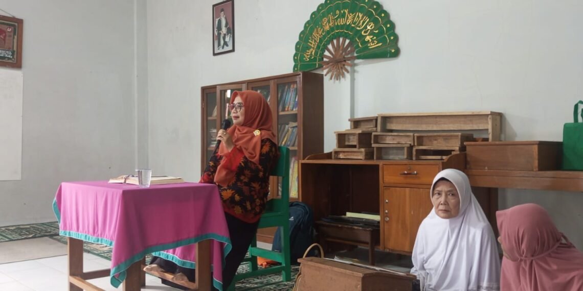 Penyuluh KUA Jampangkulon Berikan Bimbingan Keluarga Sakinah di Majelis Taklim Al-Ikhlas