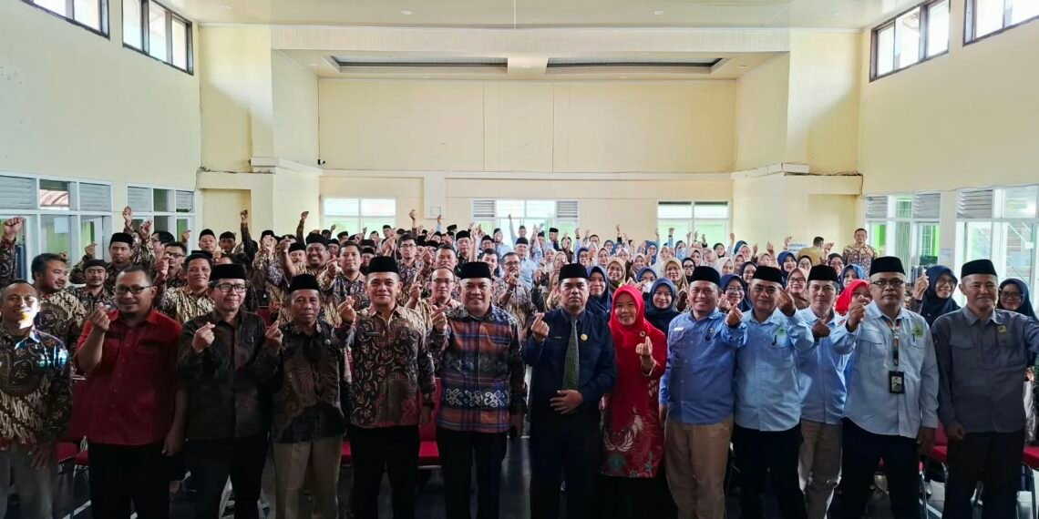 Pembinaan Pegawai Wilayah Cibadak, Kepala Kemenag Kab. Sukabumi Tekankan Disiplin dan Kinerja Berdampak