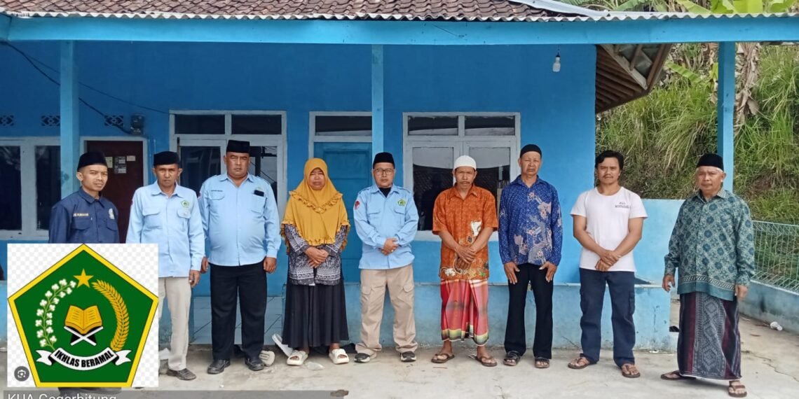 Penyuluh KUA Gegerbitung Perkuat Pembinaan Wakaf melalui Survei Tanah Wakaf di Desa Cijurey
