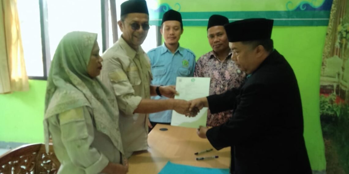 Kepala KUA Bojonggenteng Serahkan AIW Tanah Wakaf di Desa Berkah