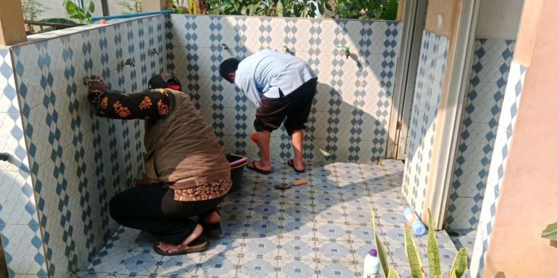 Penyuluh dan Penghulu KUA Ciracap Rawat MCK Masjid, Wujud Sederhana Dakwah Bilhal