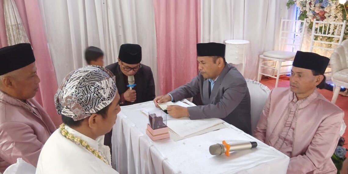 Penghulu KUA Lengkong Pandu Ijab Kabul, Bekali Pengantin tentang Makna Pernikahan sebagai Ibadah