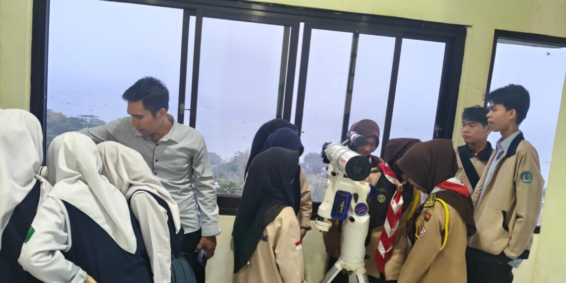 Siswa MAN 2 Sukabumi Perdalam Ilmu Falak melalui Praktik Teleskop dan Hisab Rukyat di POB Cibeas