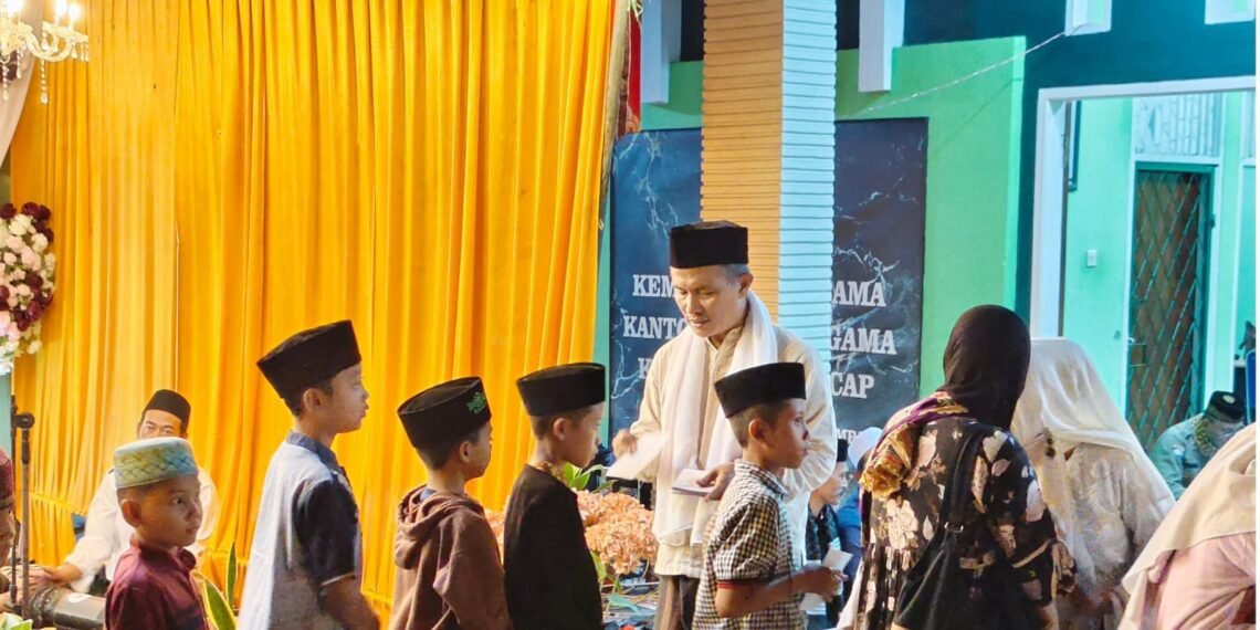 13 Anak Yatim Terima Santunan dalam Peringatan Maulid Nabi Warga Nagrakmukti Bersama KUA Ciracap