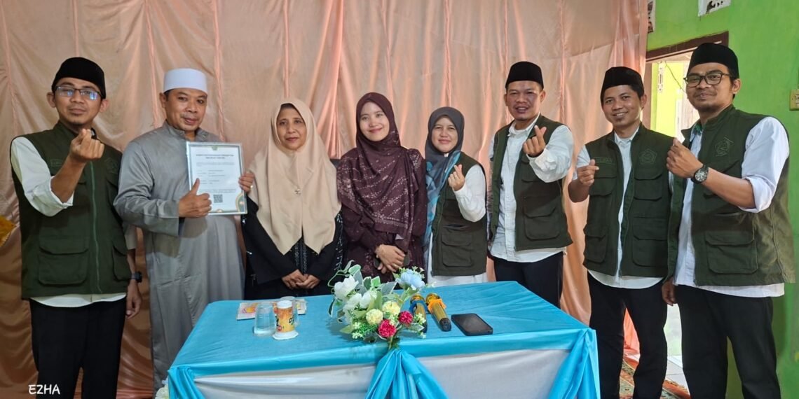 Penyuluh KUA Bantargadung Serahkan SKT Majelis Taklim Nurul Iman di Bantargebang