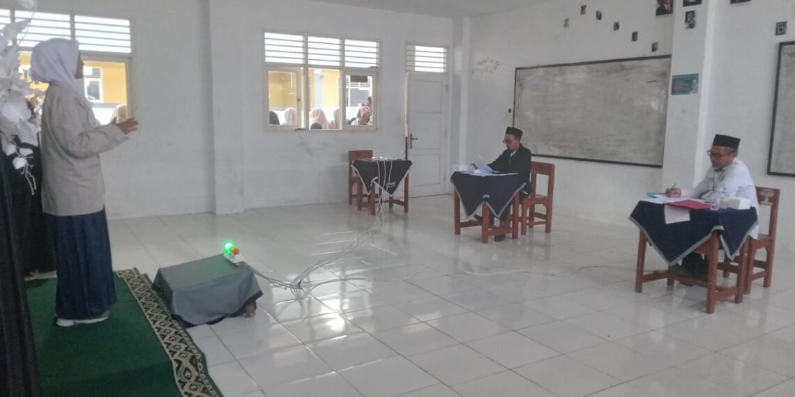 Penyuluh Agama Islam KUA Cibadak Jadi Juri Pidato Bahasa Indonesia di Aksioma KKMTs