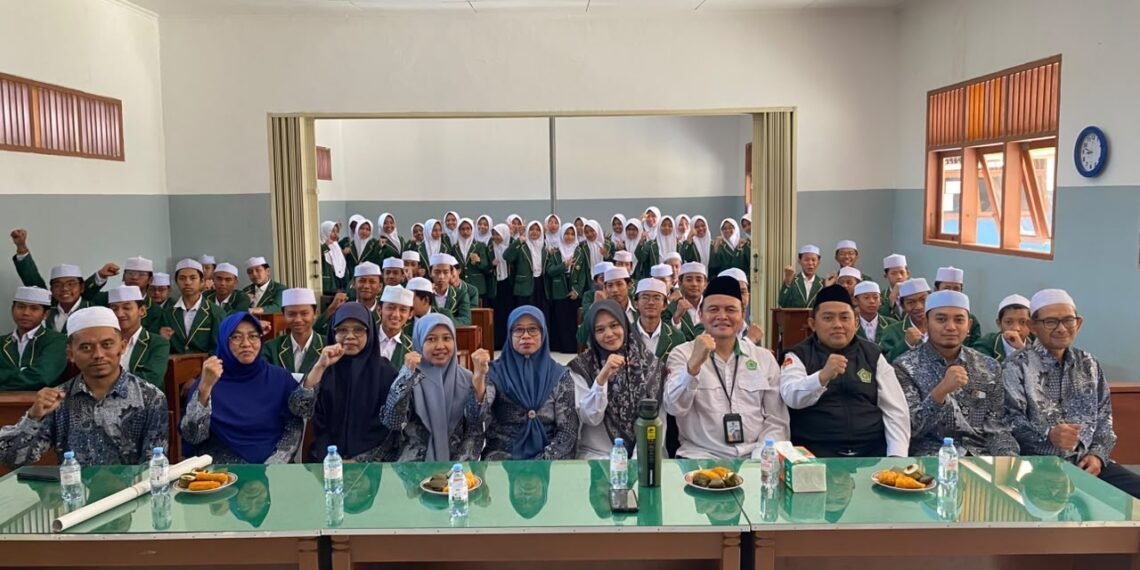 Penyuluh KUA Cisaat Berikan Bimbingan Remaja Usia Sekolah di MA Tahfiz Al Khairiyah