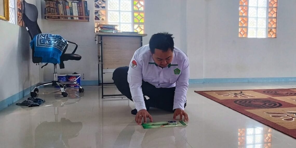 Penyuluh KUA Bantargadung Kalibrasi Arah Kiblat di Majelis Taklim Nurul Falah