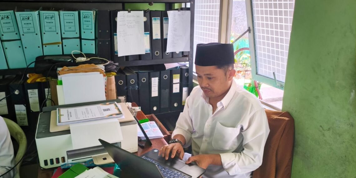 Optimalkan Layanan SIMPENAIS, KUA Nagrak Rampungkan Validasi 32 SKT Majelis Taklim