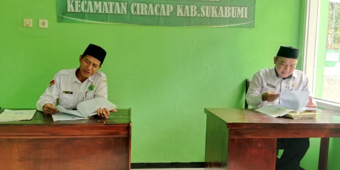 Jaga Ketertiban Pencatatan Nikah, Penghulu KUA Ciracap Cermati Data Calon Pengantin