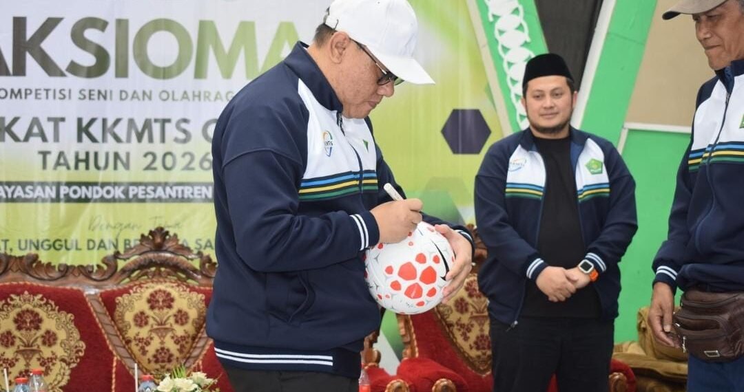 Kemenag Kabupaten Sukabumi Apresiasi AKSIOMA KKMTs Cibadak melalui Penyerahan Cenderamata