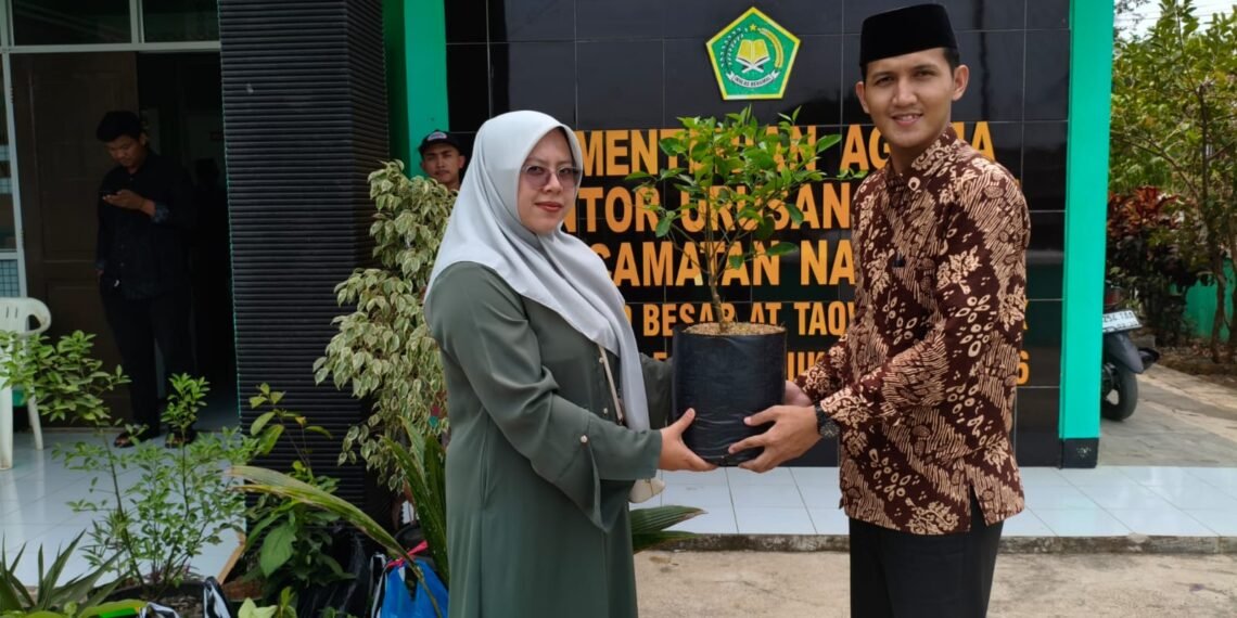 Dukung Program Ekoteologi, Peserta Bimwin Serahkan Bibit Tanaman ke KUA Nagrak